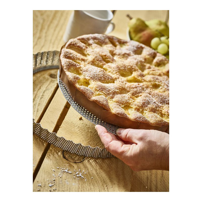 Moule à tarte Ø28 en inox perforé DE BUYER 3214.28